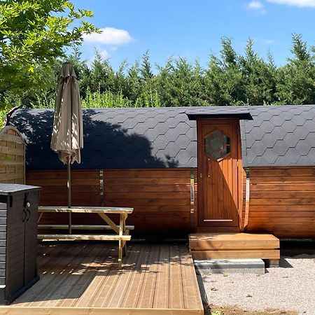 Tonneau Herbergement Insolite Au Camping Des Nieres Ebreuil Exteriör bild