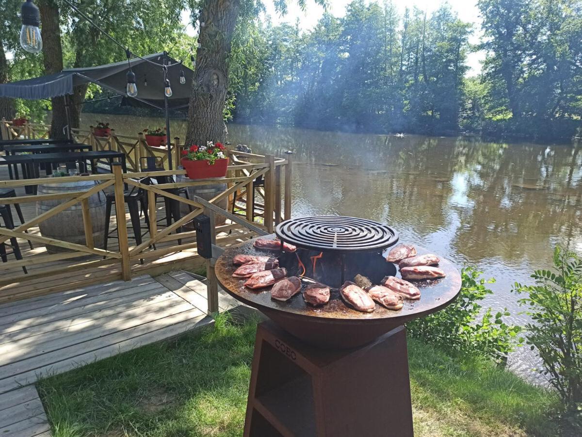 Tonneau Herbergement Insolite Au Camping Des Nieres Ebreuil Exteriör bild