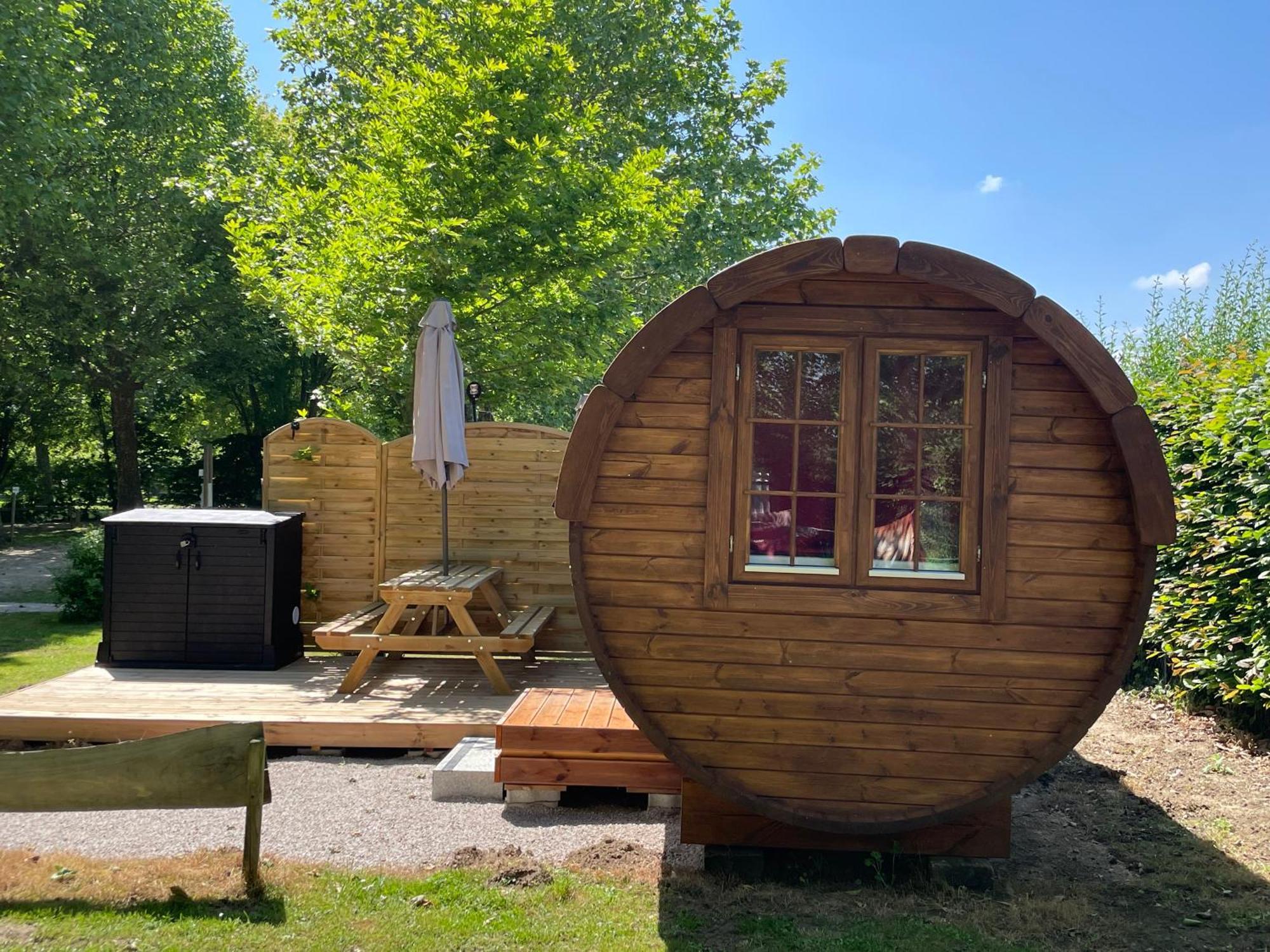 Tonneau Herbergement Insolite Au Camping Des Nieres Ebreuil Exteriör bild