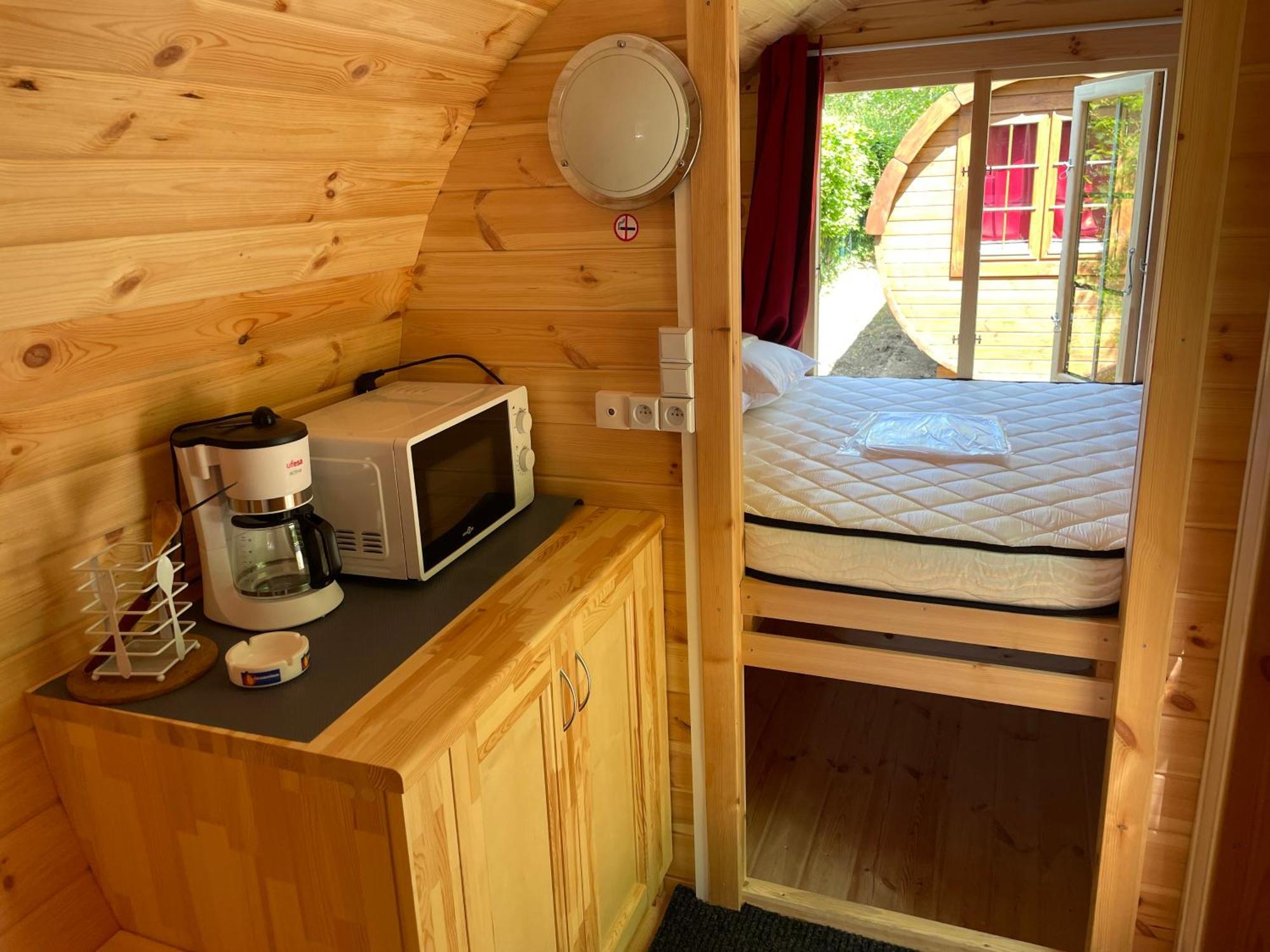 Tonneau Herbergement Insolite Au Camping Des Nieres Ebreuil Exteriör bild