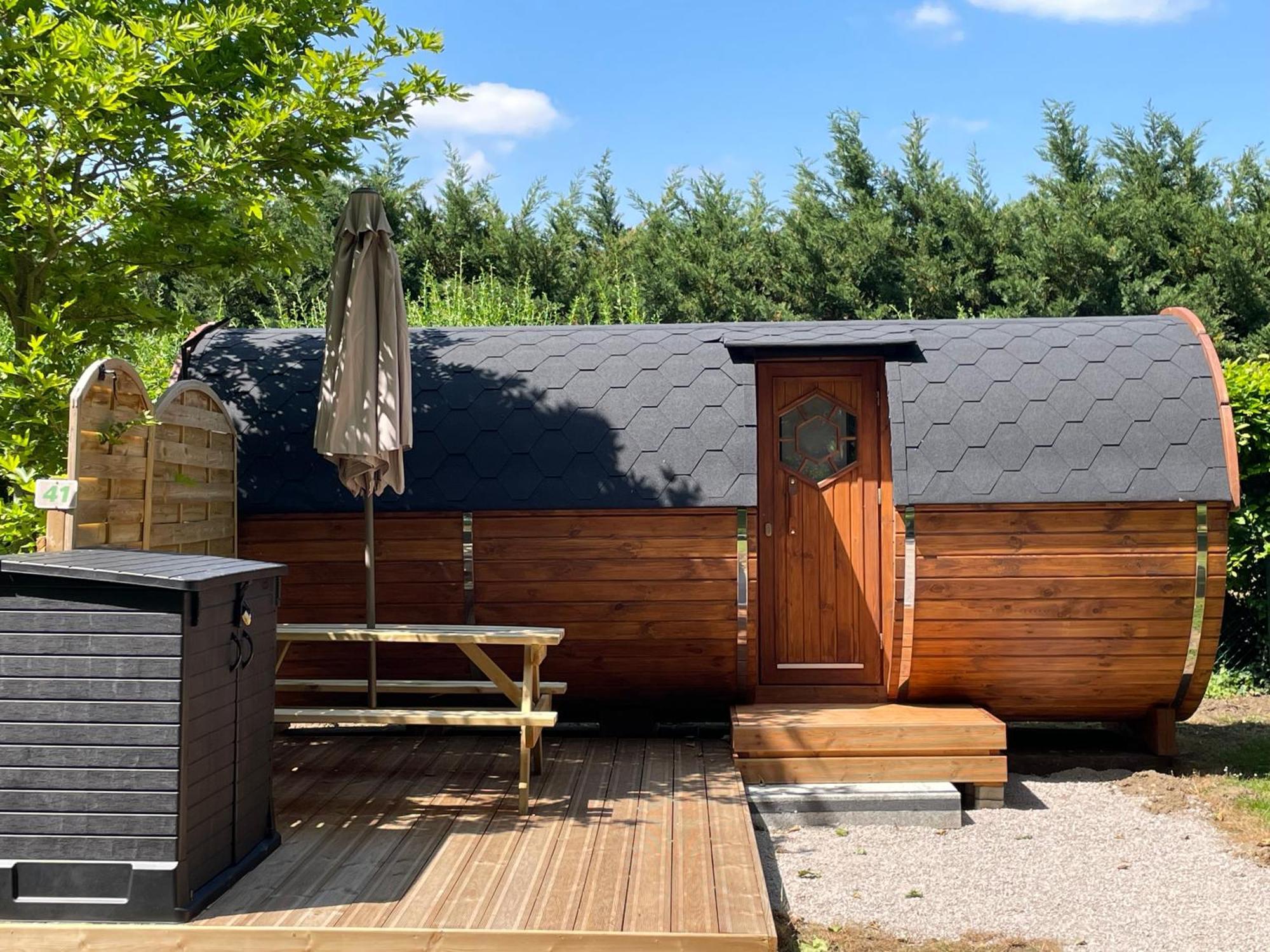 Tonneau Herbergement Insolite Au Camping Des Nieres Ebreuil Exteriör bild