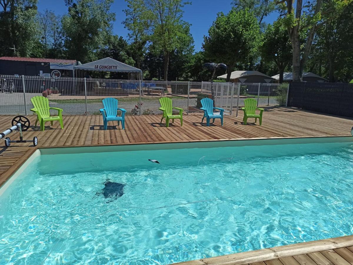 Tonneau Herbergement Insolite Au Camping Des Nieres Ebreuil Exteriör bild